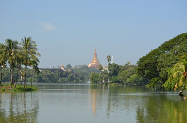 Myanmar Yangon Blick auf Shwedagon Pagode von Kandawgyi See