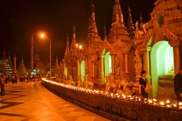 Myanmar Yangon Shwedagon Pagode bei Nacht