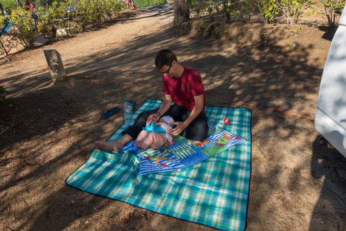 Reisen mit Baby Spielen auf der Krabbeldecke