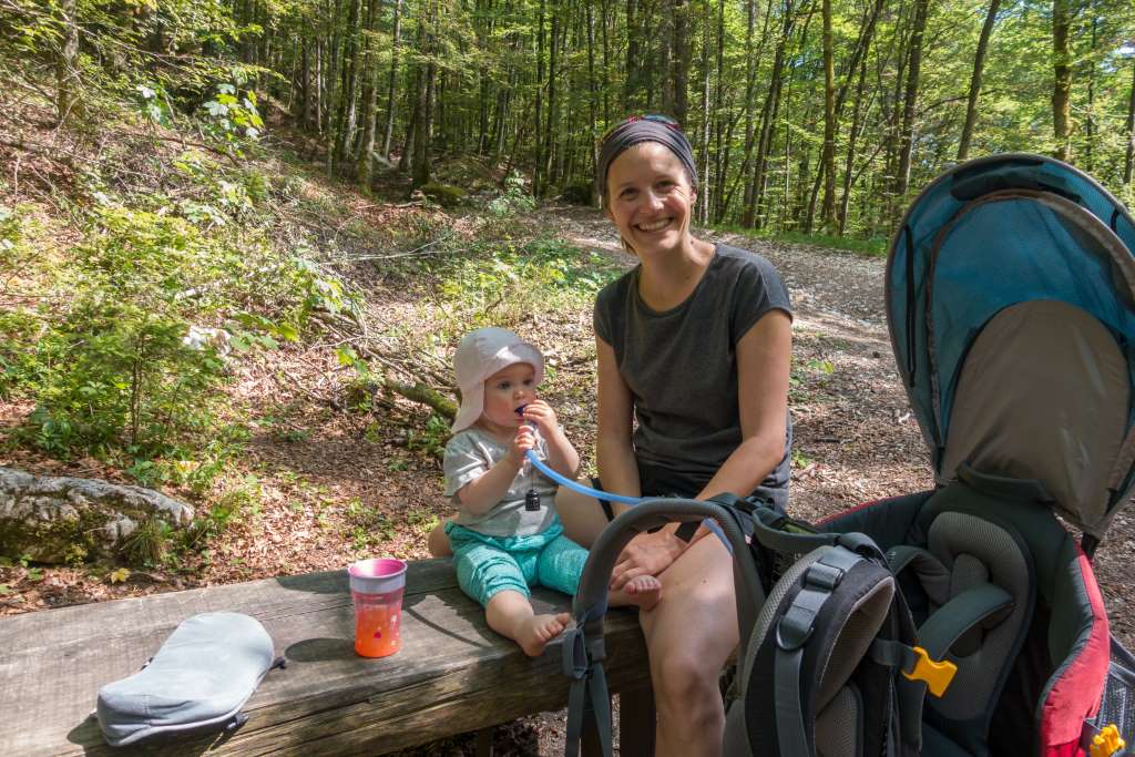 Wandern mit Baby Trinken