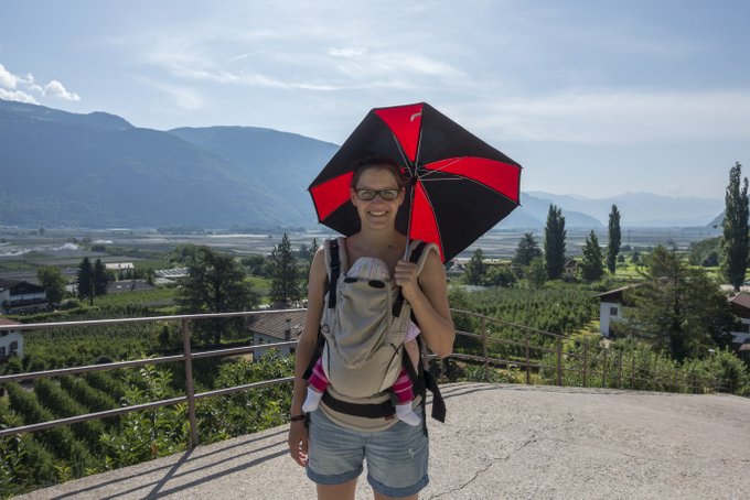 Wandern mit Baby und Sonnenschirm