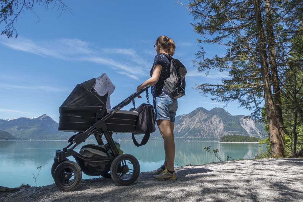 Wanderung mit Baby (Spaziergang) am Walchensee mit 4 Wochen altem Baby