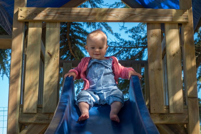 Urlaub mit Baby und Kleinkind Rutsche im Garten