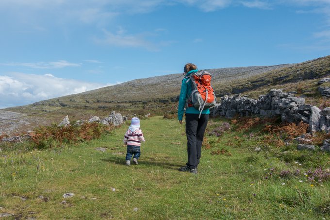 Roadtrip Irland Kleinkind Wanderung The Burren