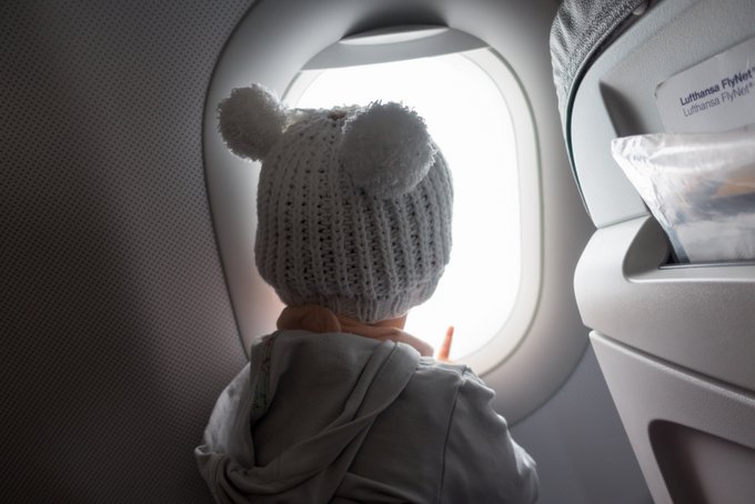 Fliegen mit Baby: Diese 5 Tipps sollte man kennen