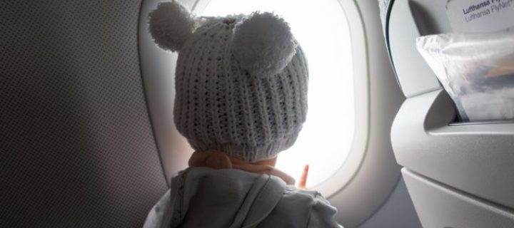 Fliegen mit Baby & Kleinkind: Handgepäck im Flugzeug