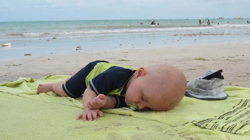 Jetlag mit Kindern Diese 4 Tipps helfen wirklich. Schlafen am Strand