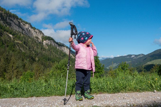 Packliste Hüttenübernachtung Kleinkind Wanderstöcke
