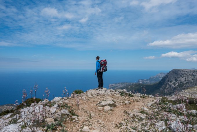 Wandern mit Kraxe kalter Wind auf Mallorca