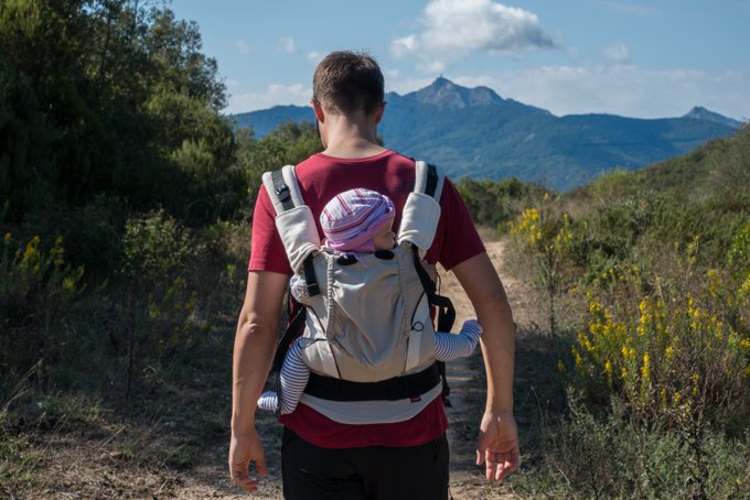 Wandern mit Trage Nähe und Sicherheit durch Körperkontakt