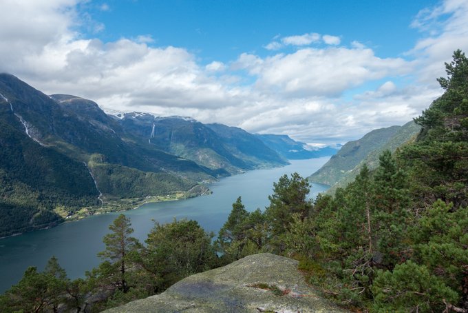 Norwegen Wanderung Lilletopp Blick über den Hardangerfjord