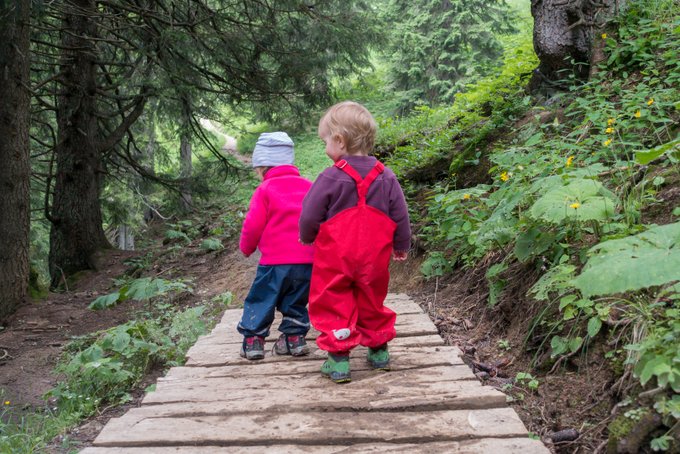 Wandern mit Kleinkind mit Freunden
