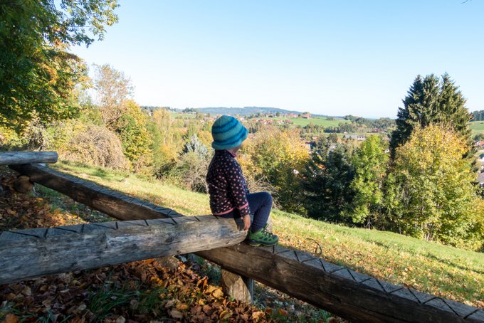 Wandern mit Kindern im Herbst Milde Temperaturen genießen