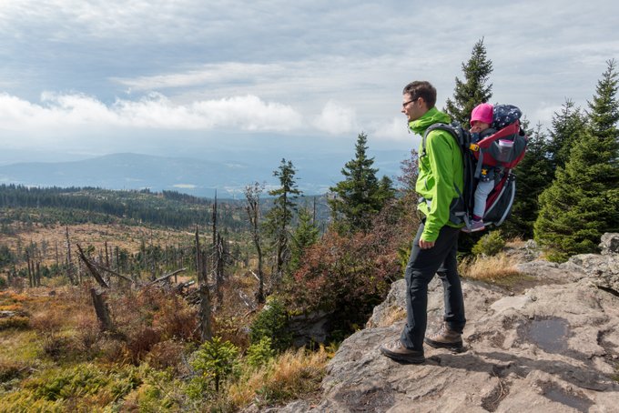 Wandern im Herbst mit Kraxe