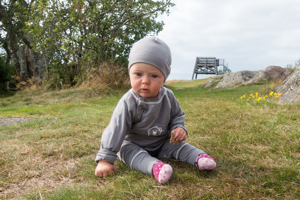 Baby Layer Jumpsuit beim Wandern