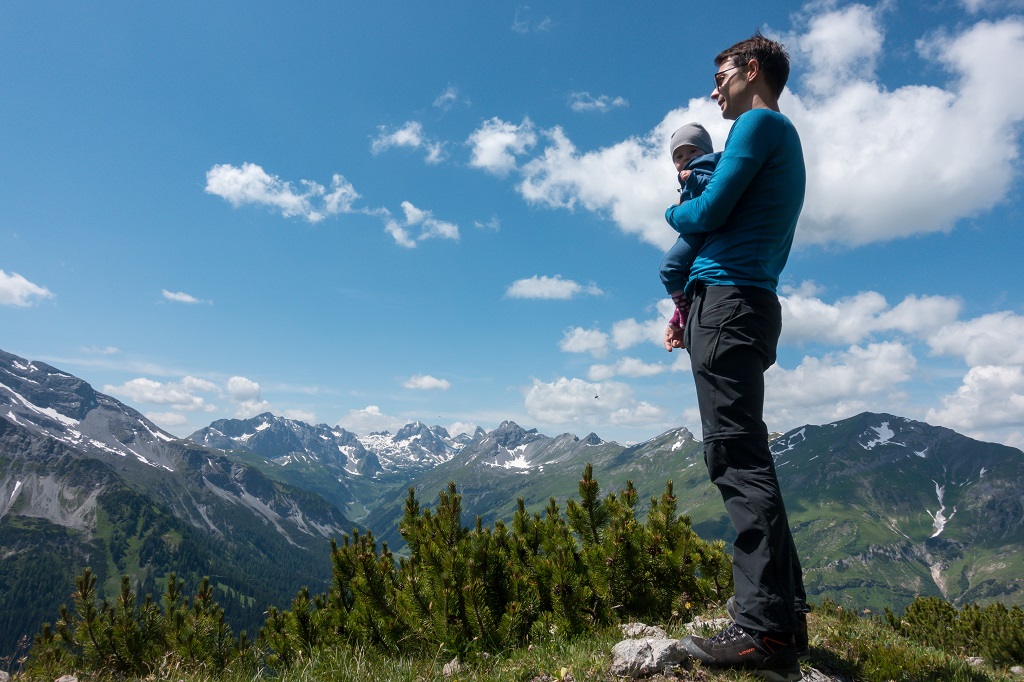 Wandern mit Baby Tragehilfe Pause