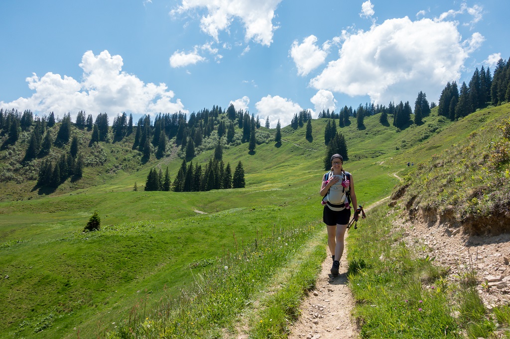 Wandern mit Trage im Sommer