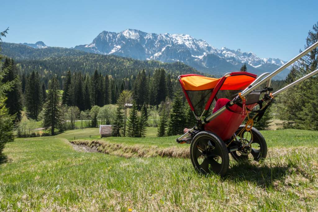 Outdoor Kinderwagen mit Bergpanorama