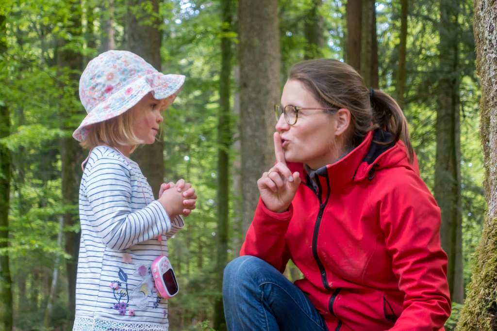 Wald hören mit Kindern