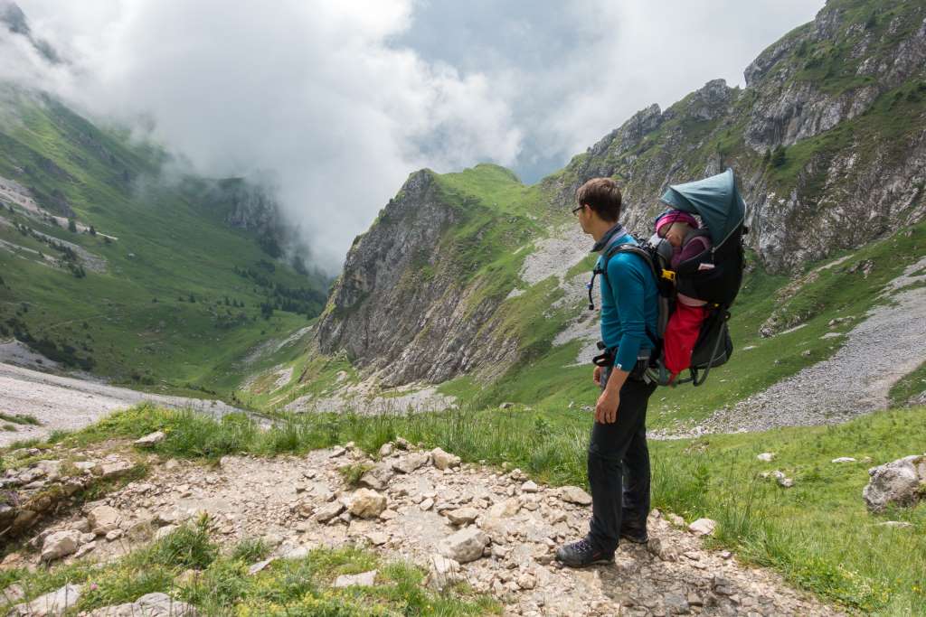 Wandern mit Kleinkind in der Kraxe