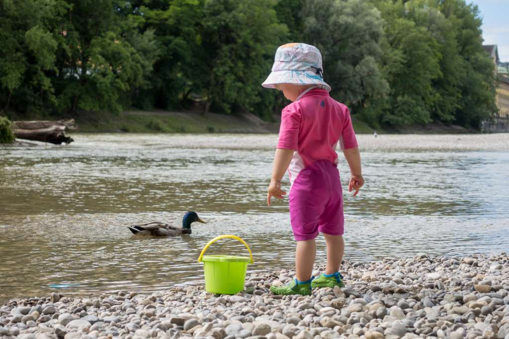 Baden in der Isar mit UV-Schutzkleidung