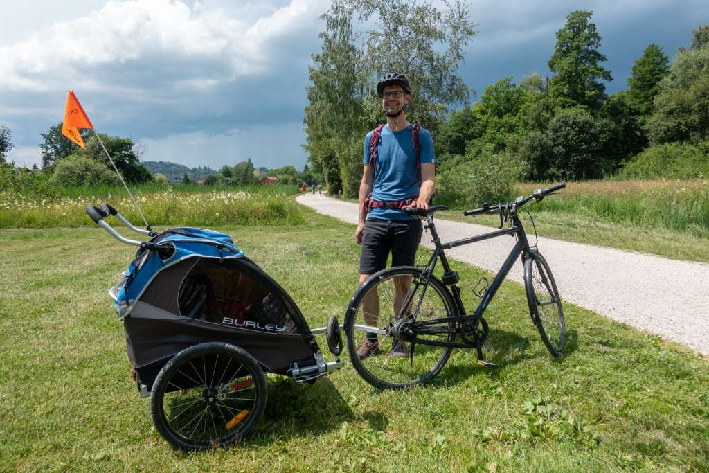 Chiemsee Radweg mit Fahrradanhäger von Burley