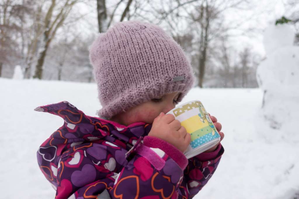 Mikroabenteuer im Schnee Punsch trinken