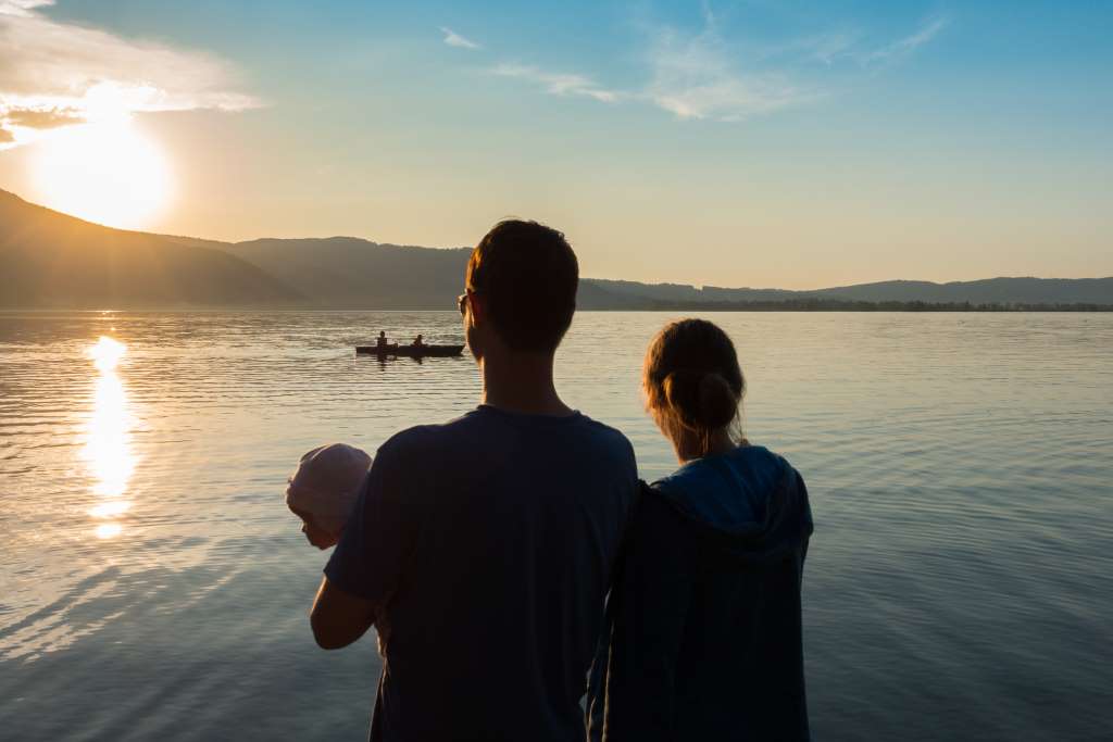 Sonnenuntergang am See mit Kindern