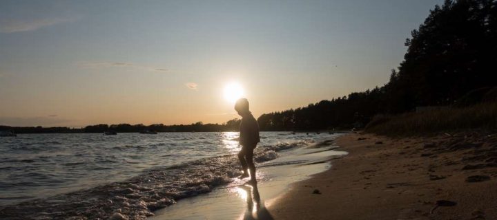 Urlaub zu Hause: 14 Ideen für Mikroabenteuer mit Kindern in der Natur