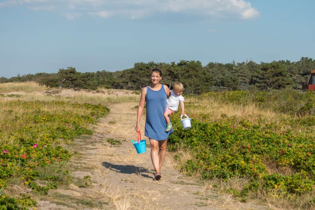 Auf dem Weg zum Strand mit Kindern Dänemark