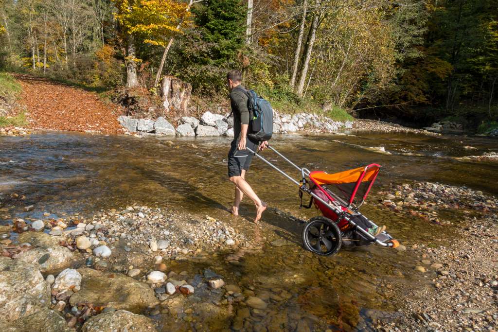 Flussüberquerung mit Kinderwagen