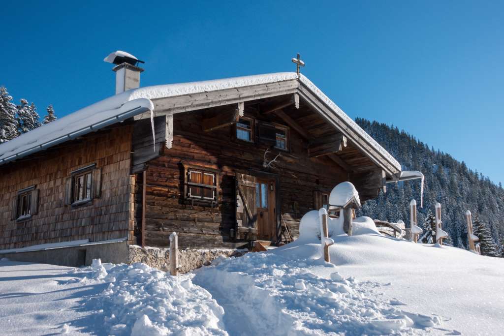 Hütte beim Winterwandern mit Kindern