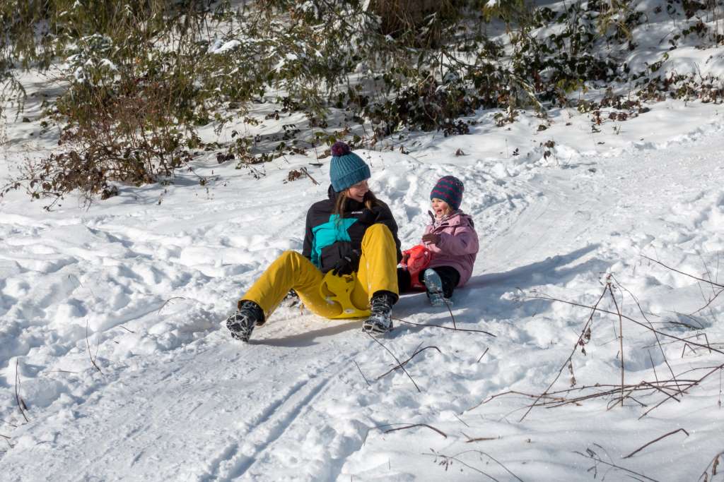 Schlittenfahren mit Kindern im Winter