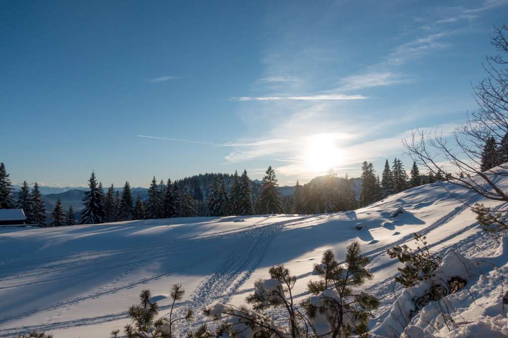Sonnenuntergang Winterwanderung mit Kindern