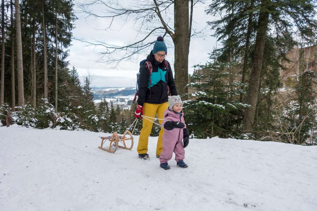 Winterwanderung mit Kind und Schlitten