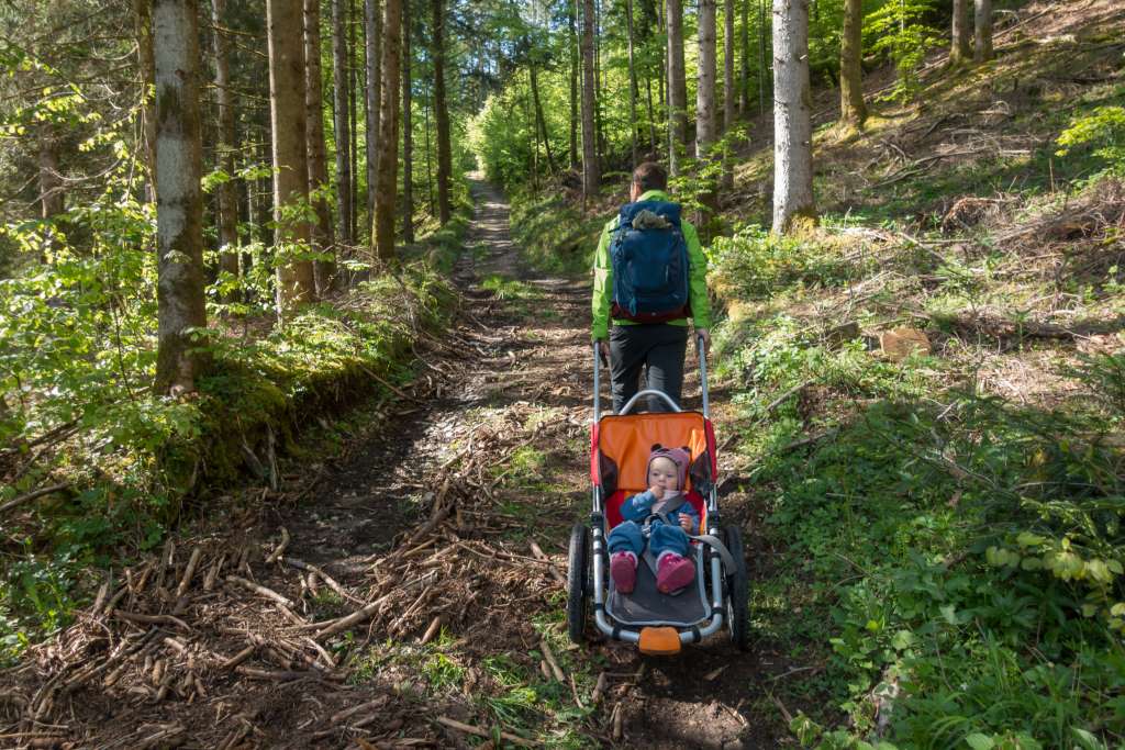 Outdoor Kinderwagen bergauf ziehen