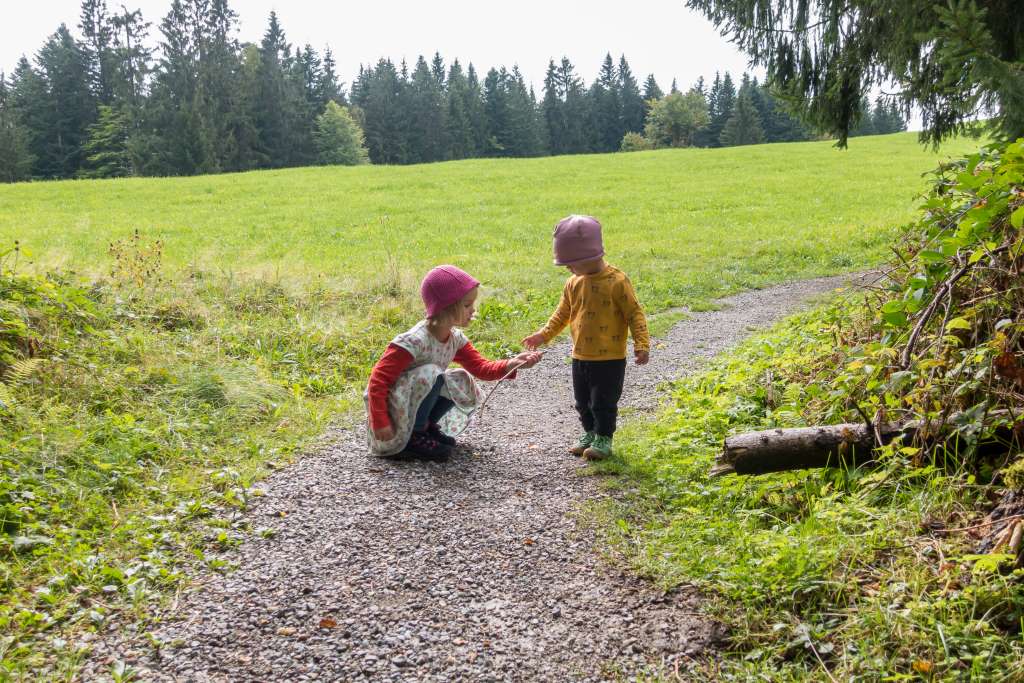 Nachhaltigkeit vorleben beim Wandern mit Kindern