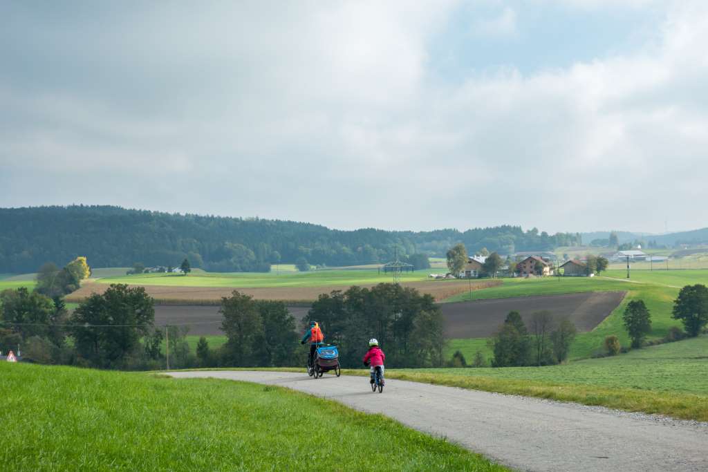 Wasserburger Radrundweg mit Kind und Fahrradanhänger