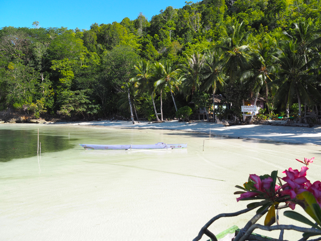 Taumstrand im Bahia Tomini auf unserer Reise durch Sulawesi mit Kleinkind