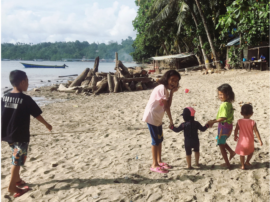 Sulawesi mit Kleinkind: Unsere Tochter findet neue Freunde auf Bunaken