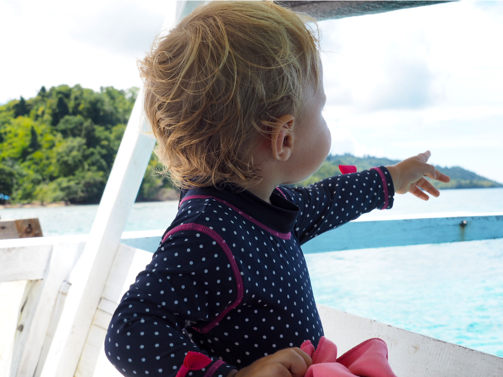 Sulawesi mit Kleinkind: Kind hält Ausschau auf einem Boot