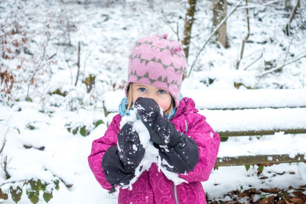 Wandern im Winter Kleinkind Kraxe