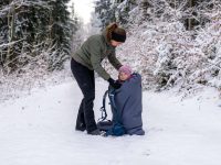 Wandern im Winter mit Kraxe – So bleiben kleine Kinder in der Kraxe warm