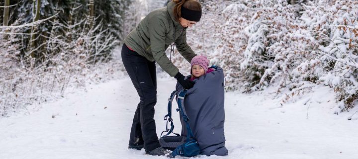 Wandern im Winter mit Kraxe – So bleiben kleine Kinder in der Kraxe warm