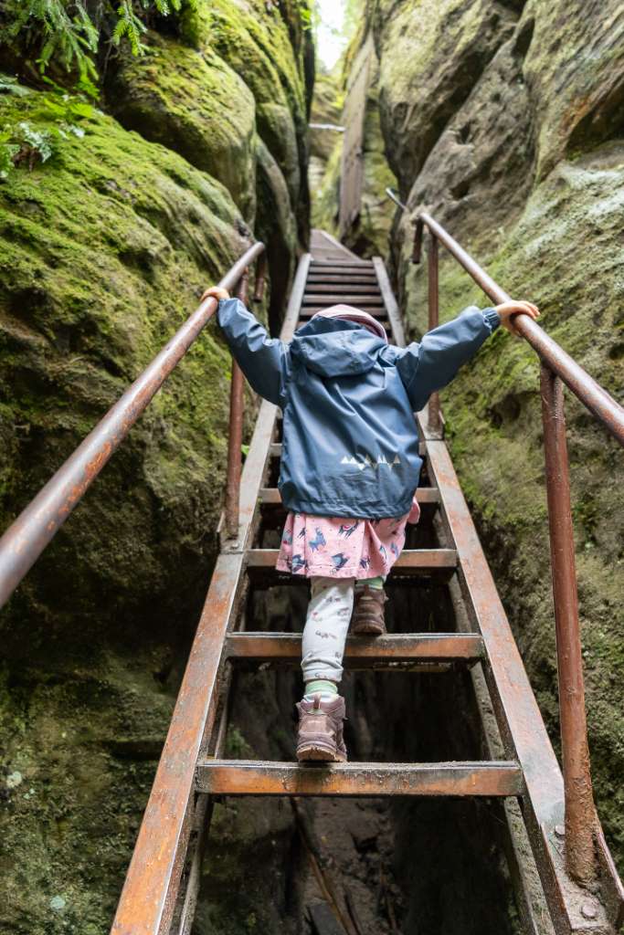 Adersbacher Felsenstadt mit Kindern