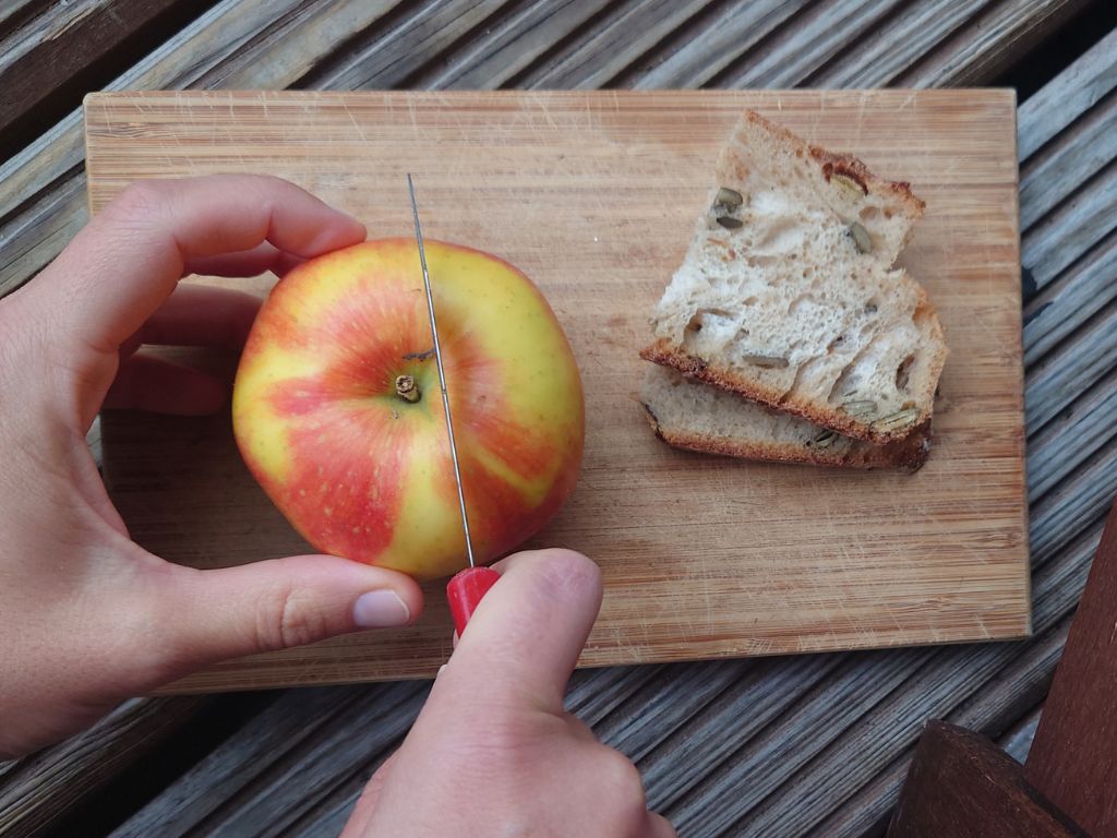 Frisches Obst und Vollkornprodukte zum Wandern