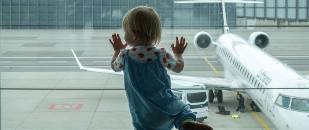 Fliegen mit Baby & Kleinkind: Handgepäck im Flugzeug