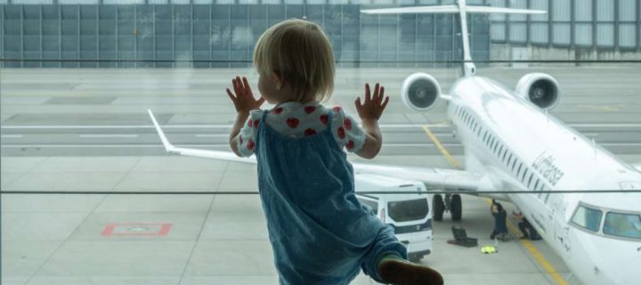 Fliegen mit Baby & Kleinkind: Handgepäck im Flugzeug