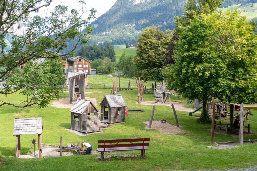 Spielplatz-Tipp für den Bregenzerwald mit Kindern Spielplatz Schoppernau