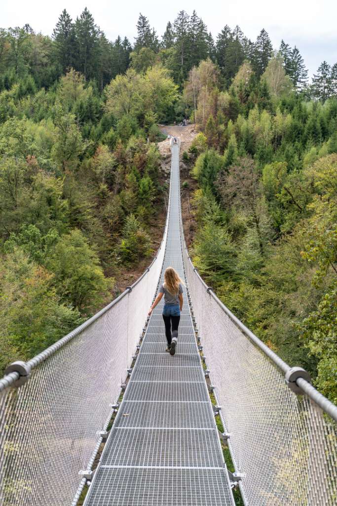 Passerelle himalayenne de Sainte-Cécile mit Kindern